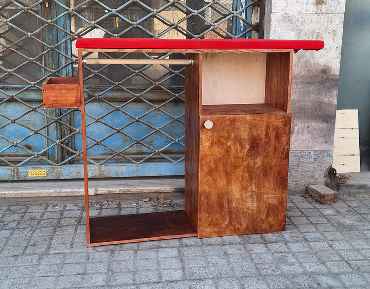 میز اتو چوبی با طراحی کاربردی و ظاهری مدرن