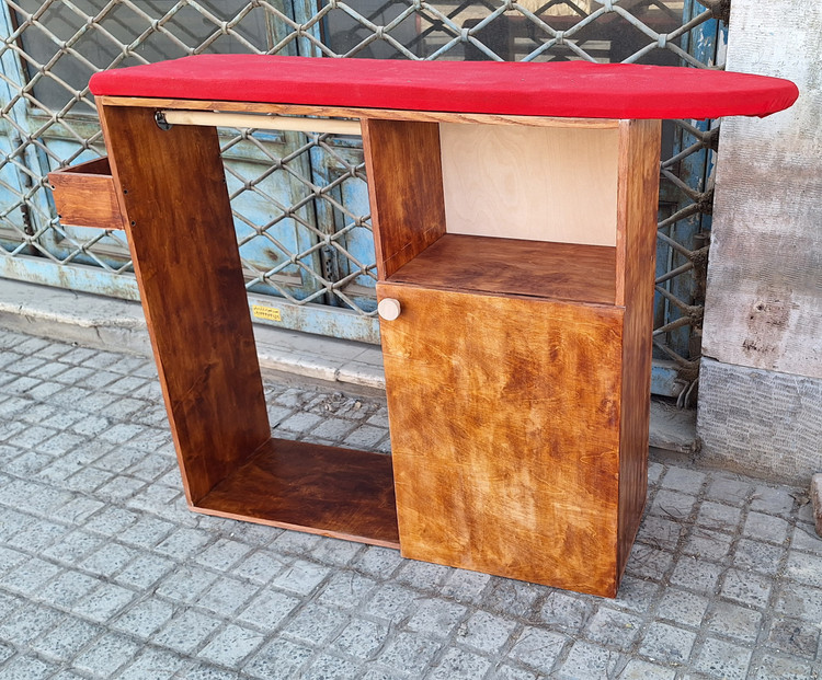 میز اتو چوبی با طراحی کاربردی و ظاهری مدرن